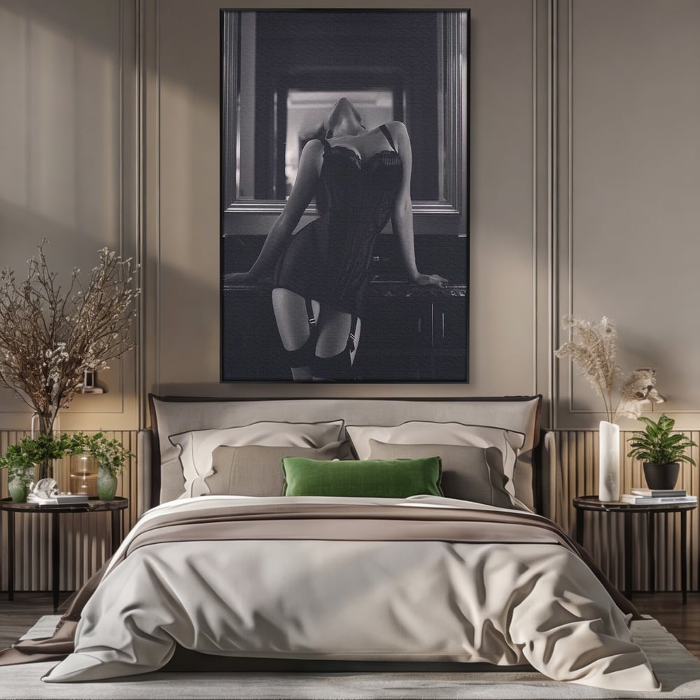 Tablou canvas cu tablou canvas cu silueta feminina, in rama de aluminiu negru, pe perete intr-un dormitor